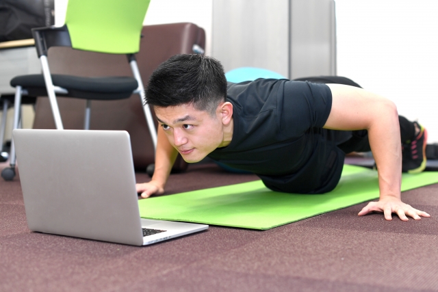 【元インストラクターが解説】オンラインパーソナルトレーニングは受ける意味ある?効果と感想について